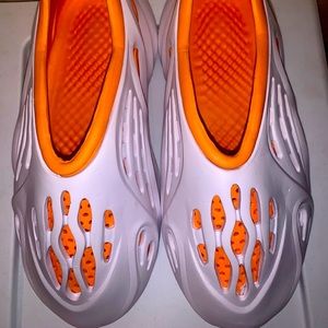 I’m selling a pair of yeezy slides they’re size 9.5 very comfortable.